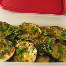 Marinovaný lilek:

Suroviny:

macatý lilek 1 ks,
olej,
polovina citronu,
střední cibule 1 ks,
citronová šťáva 2 lžíce,
olivový olej 1 lžíce,
koriandr snítka,
kousek chilli papričky,
malý stroužek česneku,
větší špetka soli,
zrníčka ze čtvrtky granátového jablka.

Postup:

Lilek nakrájejte na kolečka vysoká asi 1 centimetr. V pánvi rozpalte větší množství oleje a lilek v něm postupně opečte z obou stran dozlatova.
Než se opeče všechen lilek, připravte si marinádu. Společně prošlehejte citronovou šťávu s olivovým olejem, nasekaným koriandrem, chilli, utřeným česnekem a špetkou soli.
Opečený lilek nechte odsát na papírové utěrce od přebytečného oleje a rozložte v jedné vrstvě na talíř.
V pánvi po lilku ještě opečte na tenoučké plátky nakrájený citron a potom i na půl kolečka nakrájenou cibuli dozlatova.
Na lilek pomocí lžíce rovnoměrně rozlijte marinádu, poklaďte plátky opečeného citronu a cibulky. 
Nakonec vše posypte semínky z granátového jablka a nechte chutě, aby se natáhly do lilku a prolnuly se, což trvá minimálně 1/2 hodiny.
Marinovaný lilek podávejte v pokojové teplotě s bagetou nebo pita chlebem.