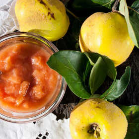 Marmeláda z duly:

Suroviny:

1 kg kdoulí
500 g cukru
1 kousek celé skořice
2 lžíce citronové šťávy
voda na podlití.

Postup:

Kdoule dobře omyjeme, odstraníme jádřince a rozkrájíme nahrubo. Kousky lehce podlijeme vodou, přidáme celou skořici a dusíme doměkka.

Jakmile jsou kdoule měkké, vyndáme skořici, rozmixujeme je ponorným mixérem a propasírujeme přes síto (abychom odstranili tvrdé hrudky, podobné jako u hrušek).

Kdoulové pyré vrátíme zpět do hrnce a přidáme cukr - dáme vždy polovinu cukru, než váží protlak (např. 500 g cukru na 1000 g protlaku nebo 600 g cukru na 1200 g protlaku). Cukr nám marmeládu trochu naředí, pokud je přesto příliš hustá, můžeme přidat trochu vody. Směs s cukrem provaříme a přidáme citronovou šťávu.

Horkou marmeládu plníme do skleniček a ty potom zavařujeme po dobu 15 minut v hrnci napůl ponořené ve vřící vodě. Pokud máme sklenice dobře umyté nemusíme marmeládu zavařovat, ale můžeme do nich horkou marmeládu naplnit a pouze je otočit dnem vzhůru do vychladnutí.