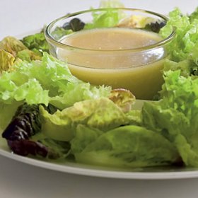 Medovo-cibulová zálivka:

Suroviny:

20 g šalotky, najemno nasekané
1 malinký stroužek česneku
½ lžíce tekutého medu
2 lžičky dijonské hořčice
3 lžičky citronové šťávy
1 lžíce jablečného octa
1 lžička majonézy
60 ml rostlinného oleje.

Postup:

Cibuli a česnek rozsekejte v mixéru, přidejte ostatní přísady kromě oleje, promixujte. Snižte otáčky a pak postupně proudem přilévejte olej. Vychlaďte. K zelenému listovému salátu.