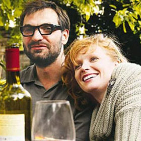 Ivan je ambasador v Itálii a je ženatý s nenápadnou Johankou. Roman je gynekolog a manžel zdánlivě ušlápnuté Anny, která ráda peče dorty s medvídkem.