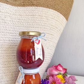 Meruňkovo-malinový džem:

Suroviny:

400 g malin,
400 g meruněk,
1 balení ovocného pektinu Labeta,
cca 1 kg cukru,
0,5 lžičky kyseliny citronové Labeta.

Postup:

Každé ovoce zvlášť rozmačkáme, promícháme s polovinou cukru a pektinem a necháme pustit šťávu. Džem je třeba uvařit odděleně, proto veškeré suroviny rozdělíme na půl. Ovoce s cukrem přivedeme k varu, přidáme kyselinu citronovou a necháme pár minut probublat. Sbíráme případnou pěnu a nezapomeneme ochutnávat a doslazovat či dokyselovat podle naší chuti. Do sterilizovaných skleniček plníme nejprve malinový džem do poloviny sklenky a necháme ztuhnout. Mezitím si stejným způsobem uvaříme meruňkovou část. Tu opatrně nalijeme na již vychladlé maliny a zavíčkujeme. Víčka i hrdla skleniček jsme předtím otřeli alkoholem. Tuto marmeládu je dobré sterilovat v zavařovacím hrnci či ve vodě v kastrolu na sporáku alespoň po dobu 10 minut. 