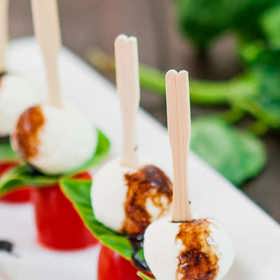 Mini Caprese:

Suroviny:

20 kuliček mini mozzarelly, 20 cherry rajčat, 20 lístků bazalky, párátka.

Postup:

 Klasika, kterou miluje snad každý. Na každé párátko napíchněte kuličku mozzarelly, jedno rajče a plátek bazalky. Kdo má rád, může nakonec jednohubky na talíři pokapat trochou balzamikového octa.