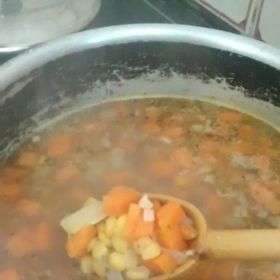 Mrkvový vývar s rýží
Suroviny:
mrkev
hrstka rýže
1/2 lžičky olivového oleje
Postup:
Mrkev očistěte a nastrouhejte. Na trošce oleje nejprve lehce poduste s trochou vody. Zalijte další vodou a dejte vařit. Do vroucí vody s mrkví přidejte rýži. Jemně osolte. Můžete přidat například i bramboru, pokud se cítíte lépe.