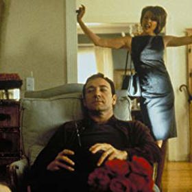 Paní Burnhamová (Annette Bening) je věčně samý úsměv - alespoň na veřejnosti. Ve skutečnosti je ale všechno jinak. 