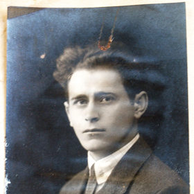 Mladý Jiří Arvéd Smíchovský byl nesmírně inteligentní a nadaný student. Je považován za nejbizarnějšího udavače nacistické SD i komunistické StB. Byl okultistou, který propadl černé magii a touze po moci. Esoterici na něho vzpomínají jako na novodobého doktora Fausta. Dozorci z Mírova zase jako na blázna, který v cele spáchal rituální obřízku.