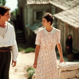 Idylickou krásu řeckého pobřeží narušila válka. Italské okupační jednotky se vylodily na kdysi klidný ostrov Kefallénie.