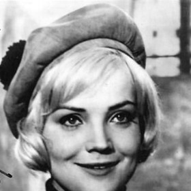 Po vyhlášení Slovenského štátu se rodina přestěhovala do Brna, kde Gabriela Vránová vyrůstala a také zde vystudovala herectví na JAMU (1960).