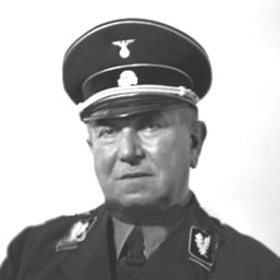 Karl Maria Wiligut se stal Himmlerovým dvorním kouzelníkem a generálem. Jeho přízeň si získal údajnými nadpřirozenými schopnostmi a znalostí starogermánského náboženství. V SS se pyšnil titulem nejvyššího obřadníka, před nímž nacistické špičky skláněly hlavy.