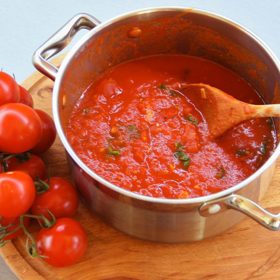 Rajčatová omáčka na těstoviny:

Suroviny:

1/2 ks cibule 
česnek 8 stroužků
olivový olej 3 lžíce
čerstvá rajčata 900 g
bílé víno 3 lžíce
sůl 1 lžička + na osolení vody
čerstvě mletý pepř 1/2 lžičky
čerstvé lístky bazalky 9 ks
nastrouhaný parmazán.

Postup:

Vodu v hrnci osolte a přiveďte k varu. Až se bude vařit, přisypejte špagety a uvařte je al dente.
Mezitím si připravte omáčku. Cibuli, česnek i rajčata pokrájejte a na pánvi rozehřejte olivový olej. Přidejte cibuli a asi 2 minuty restujte dosklovata. Následně snižte teplotu, přisypejte česnek a restujte ho dozlatova.
Nakonec přidejte pokrájená rajčata i se šťávou a semínky. Teplotu trochu zvyšte a přilijte bílé víno. Přiveďte k varu a vařte asi 5 minut, dokud nebudou rajčata měkká a nevytvoří se hustá omáčka.
Omáčku dochuťte solí, pepřem a nechejte ji hřát na nejnižším stupni. Uvařené špagety sceďte, přidejte k omáčce a chvíli společně povařte. 
Posypejte natrhanými čerstvými lístky bazalky a nastrouhaným parmazánem.