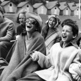 Atmosféru snímku také velmi silně poznamenala skutečnost, že v době jeho přípravy došlo v někdejším Československu k výrazným společenským změnám.