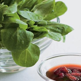 Malinová zálivka:

Suroviny:

1 lžíce balzamikového octa
2 lžíce malinového octa
2 lžíce pomerančové šťávy
hrst malin.

Postup:

Tekuté suroviny prošlehejte a přidejte rozdrobené nebo celé maliny. Podávejte k polníčku, baby špenátu i čekance.