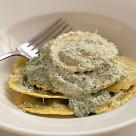 Ořechové pesto:
Suroviny:
1 hrnek bazalky nebo petrželky
2 lžíce vlašských ořechů, opražených nasucho
2 lžíce strouhaného parmazánu
1 stroužek česneku
2 lžíce panenského olivového oleje
sůl.
Postup:
Nasekejte v robotu na středně hrubo 1 hrnek bazalky nebo petrželky, 2 lžíce vlašských ořechů, opražených nasucho, 2 lžíce strouhaného parmazánu, 1 stroužek česneku a 2 lžíce panenského olivového oleje. Osolte.