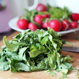 Ředkvičkové listy upečte v troubě a budete mít zdravé chipsy na mlsání