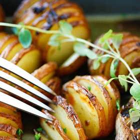 Pečené nové brambory s česnekem a bylinkami

Suroviny:

1 kg malých nových brambor
sůl a pepř
1 citrón
3 stroužky utřeného česneku
bylinky
4 lžíce olivového oleje

Postup:

Brambory dobře omyjeme.
Nařízneme po celé délce na proužky.
Pokapeme citrónem.
Do oleje přidáme bylinky, sůl, pepř, česnek.
Brambory dáme do misky, k nim přidáme směs z oleje a dobře promícháme.
Naskládáme je na plech vyložený pečícím papírem a dáme do vyhřáté trouby.
Pečeme 25 – 30 minut při 180 °C.
Upečené brambory zdobíme bylinkami.