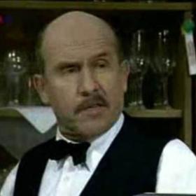 Nárožný bavil o přestávkách své herecké kolegy satirickými postřehy o aktuální politické situaci.
