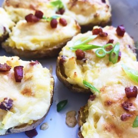 Plněné pečené nové brambory

Suroviny:

2 nové brambory
2 vejce
50 g slaniny nebo šunky
50 g tvrdého strouhaného sýru
sůl a čerstvě mletý černý pepř
pažitka
máslo

Postup:

Odřízneme horní třetinu brambor.
Vydlabeme vnitřek brambor.
Brambory osolíme a opepříme.
Vložíme šunku nebo slaninu na kostičky.
Dovnitř umístíme vajíčko a opět posypeme troškou slaniny nebo šunky.
Nakonec posypeme strouhaným sýrem.
Vložíme do rozehřáté trouby a pečeme 25 – 30 minut při 180 °C.
Upečené brambory zdobíme pažitkou.