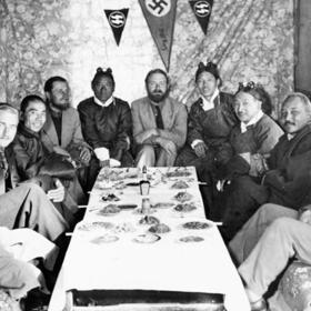 S lámy usedli příslušníci SS u jednoho stolu, aby vedli přátelský dialog o kořenech vyšší árijské rasy.
