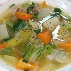 Zeleninová polévka s kedlubnou
Suroviny:
mrkev, celer, petržel, kedlubna
cibule
4 kuličky černého pepře, 4 bobkové listy, 4 kuličky nového koření, sůl
Postup:
Očištěnou a nakrájenou zeleninu dejte do hrnce s vodou a přiveďte k varu. Přidejte koření a nechte probublávat asi 1 hodinu. Poté dosolte podle potřeby a přeceďte. Zeleninu můžete dokrájet a do vývaru vrátit, nebo můžete zeleninový vývar doplnit například krupicovými knedlíčky. Samozřejmě můžete zvolit navíc jakoukoli další zeleninu podle chuti. Skvělé jsou rajčata (dodají krásnou barvu), kapusta či brambory.