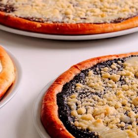 Pravý valašský frgál:

Suroviny:

600 g hladké mouky, 400 g hrubé mouky, 240 g másla, 240 cukru, 60 g droždí, 4 žloutky, mléko, sůl.

Postup:

Z droždí, mléka a části cukru připravíme kvásek a necháme vzejít. Pak jej i ostatní suroviny důkladně prohněteme a těsto necháme dobře vykynout. Pak ho rozdělíme na 5 bochánků a necháme dál kynout.

Každý díl těsta stejnoměrně rozválíme na kruh o průměru 30-32 cm. Lze použít i koláčovou formu nebo si na pečicím papíru předkreslit kolo.

Po obvodu koláče vytvoříme 1 cm široký, vyšší okraj, který potřeme rozšlehaným žloutkem. Střed naplníme nádivkou, posypeme drobenkou a necháme znovu kynout.

Koláč pak vložíme na 20 minut do trouby vyhřáté na 180 °C.

Hned po upečení potřeme okraje frgálu rozpuštěným máslem.