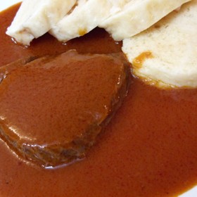 Rajská omáčka

Suroviny:

600 g hovězí plece
150 g špeku
600 g kořenové zeleniny
100 g cibule
divoké koření (pepř, nové koření, bobkový list)
malý kousek celé skořice (podle chuti i čtyři hřebíčky)
100 ml oleje
lžíce cukru
200 g rajského protlaku
1200 ml masového vývaru
sůl
pepř
80 g másla
citronová šťáva

Postup:

Maso vcelku prošpikujeme proužky slaniny (1/3 z celkového množství), můžeme protknout i kusy zeleniny (též 1/3 množství), osolíme a opepříme.

Na rozpáleném oleji orestujeme maso ze všech stran, vyjmeme. Do téhož kastrolu s výpekem vložíme na kostičky pokrájený špek, vypečeme dorůžova, přidáme zeleninu a orestujeme do zlatohněda, vložíme koření, zasypeme cukrem, zarestujeme, přidáme rajský protlak, zarestujeme, zalijeme vývarem, vložíme maso a kousek celé skořice (event. hřebíček), přiklopíme a dusíme doměkka na sporáku či v předem vyhřáté troubě.

Když je maso měkké, vyjmeme jej, nakrájíme, omáčku propasírujeme, zjemníme máslem, dochutíme citronovou šťávou. Podáváme s houskovým knedlíkem.