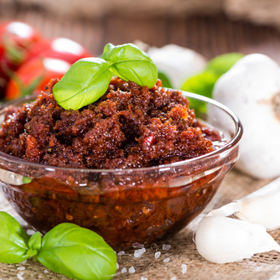 Rajčatové pesto:
Suroviny:
2 lžíce mandlí nebo piniové ořechy
200 g rajčat
5 lžic octa
2 stroužky česneku
2 lžíce strouhaného parmazánu
bazalka.
oregano
tymián.
Postup:
Rajčata rozvaříme v trošce vody s octem. Polovinu rajčat a ořechy rozmixujeme na pyré, vše dochutíme utřeným česnekem a parmazánem. Mícháme na trošce oleje, dochutíme bazalkou, oreganem, tymiánem… Mícháme, až se svaří na hustotou omáčku.
Pokud děláme do rezervy, plníme ještě horké do skleniček (z kila rajčat se naplní 2 malé zavařovačky). Je to vlastně hustá omáčka, kterou můžeme použít na chleba, potřít s ním brambory nebo zeleninu před grilováním, jako náplň a samozřejmě po italsku na těstoviny.