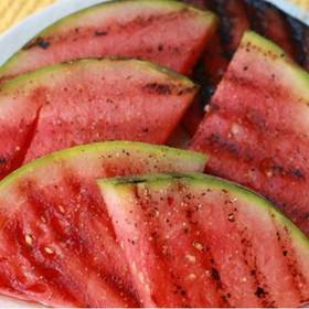 Grilovaný meloun:

Suroviny:


500 g
cukrového melounu,
500 g
vodního melounu,
4 lžíce
cukru,
1 limetka.

Postup:

Meloun zbavíme slupky, odpeckujeme a nakrájíme na stejně velké kostky. Ty dáme do mísy, zasypeme trochou cukru a promícháme.

Kostky melounu pak střídavě napichujeme na špíz (nebo předem namočenou špejli).

Meloun grilujeme zprudka a pouze krátce, jen abychom získali otisk mřížky.
