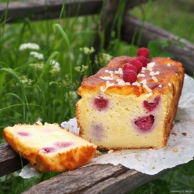 Suroviny: 1 šálek hladké mouky, 8 bílků, 3/4 šálku moučkového cukru, 1 šálek mletých ořechů, 10 lžic oleje, 1/2 šálku malin