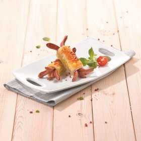 Rolády z listového těsta

Suroviny:

dijonská hořčice a kečup podle chuti
1 vejce
sezamová semínka nebo kmín na posypání
listové těsto

Příprava:

Troubu předehřejte na 180 °C. Párky na koncích nařízněte do růžiček. Těsto rozdělte na polovinu, z každé vyválejte tenký plát, který rozřežte na 8 dílů. Ty potřete hořčicí nebo kečupem a zabalte do nich párečky tak, aby naříznuté konce vykukovaly ven. Vyrovnejte je na plech vyložený pečicím papírem, potřete vejcem, posypejte sezamem nebo kmínem a pečte 12 až 15 minut. Párkové rolky jsou dobré teplé i studené. Podávejte s pivem a salátem.
