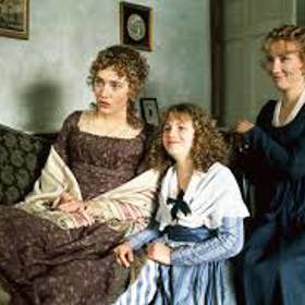 Rozum a cit:

Devatenáctiletá Elinor a sedmnáctiletá Mariana, hlavní hrdinky románu, jsou dcery pana Dashwooda a jeho druhé manželky. Mají mladší sestru Margaret a nevlastního bratra Johna. Když jejich otec zemře, přejde dědictví na Johna a paní Dashwoodová s dcerami se musí smířit s omezenějšími příjmy. Ovšem je tu vzdálený příbuzný, který jim vypomůže nabídkou pronajmutí vhodného domku.

Mariana a Elinor v novém domově zažívají lásku, ale i zklamání. Obě ale mají k životu odlišný přístup. Mariana všechny své zážitky hluboce prožívá, štěstí ji dokáže povznést do závratných výšin, ale o to krutější jsou potom pády. Elinor je racionální a opatrná, i když to ale neznamená, že by nebyla schopná stejné lásky jako Mariana. Liší se ale v tom, že se snaží své city ovládat a nepoddávat se jim tak, jak to s oblibou dělá její mladší sestra. Často potlačuje své vlastní emoce jen proto, aby uchránila své nejbližší od trápení a strachování se o ni, což její okolí vede k tomu, že ji považuje za chladnou a odměřenou.
