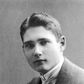 Rudolf Hess byl německý nacistický politik. V mládí navštěvoval evangelickou školu.