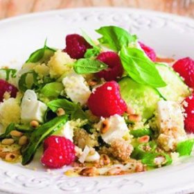 Salát s kuskusem a malinami

Suroviny:

350 g kuskusu
600 ml vroucího kuřecího či zeleninového vývaru
200 g fety
2 okurky
4 jarní cibulky
300 g malin
50 g opražených piniových semínek
natrhaných lístků z 1 svazku bazalky
nastrouhanou kůru z 1 biocitronu
1 lžíce bílého vinného octa
1 lžíce balzamikového octa
4 lžíce extra panenského olivového oleje
šťáva z 1 citronu
sůl
pepř

Postup:

350 g kuskusu dejte do mísy a přelijte 600 ml vroucího kuřecího či zeleninového vývaru. Zamíchejte, přiklopte a nechte stát, aby se tekutina vstřebala. Promíchejte, aby zmizely hrudky.

Přidejte 200 g fety, nakrájené či rozdrobené, 2 okurky, na tenká kolečka, 4 jarní cibulky, na šikmé plátky, 300 g malin, přebraných a opláchnutých, 50 g opražených piniových semínek, natrhané lístky z 1 svazku bazalky a nastrouhanou kůru z 1 biocitronu a opatrně promíchejte. 1 lžíci bílého vinného octa, 1 lžíci balzamikového octa, 4 lžíce extra panenského olivového oleje, šťávu z 1 citronu, sůl a pepř prošlehejte.

Dresinkem zalijte salát a podávejte.