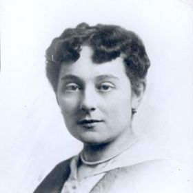 Zprvu pracovala na poště, kde se seznámila se svým manželem, později železničním úředníkem, s nímž měla jediného syna. Byla veřejně činná, angažovala se například v ženském hnutí.