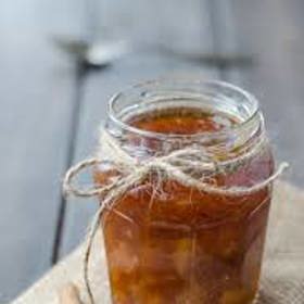 Broskvový džem s rumem a skořicí:

Suroviny:

1 kg broskví,
1 balíček Gelfixu 2 : 1,
500 g cukru krupice,
6 lžic rumu,
1 lžička mleté skořice,
1 lžíce citronové šťávy.

Postup:

Nechcete-li mít v džemu slupičky, broskve nejprve je oloupejte. Nejsnáze to jde tak, že plody v hrnci spaříte vroucí vodou, necháte dvě minuty stát, poté přelijete vodou studenou – a pak jednoduše oloupejte.

Ovoce vypeckujte, pokrájejte na kousky a spolu se skořicí přiveďte k varu a deset minut povařte. Přidejte Gelfix (nebo jiný želírovací prostředek) smíchaný se lžící cukru, minutu povařte a vsypte zbylý cukr. Míchejte a podle tuhosti ovoce vařte dalších asi deset minut, až má džem dobrou konzistenci.

Vmíchejte citronovou šťávu a rum a opatrně rozdělte do vymytých a vroucí vodou vypláchnutých sklenic tak, abyste se nedotkli okrajů. Zavíčkujte, případně otočte dnem vzhůru, a nechte vychladnout.