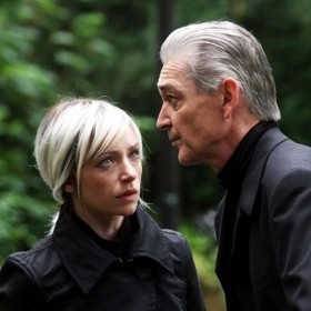 V roli jedné z pozůstalých na pohřbu je možné spatřit JUDr. Kláru Slámovou, předobraz postavy advokátky Pokorové, kterou ztvárnila Tatiana Vilhelmová. 