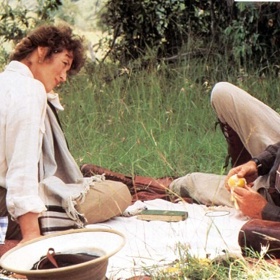 Mladá Dánka, spisovatelka Karen odjíždí do Afriky, aby unikla zklamání a smutku z nešťastné lásky.