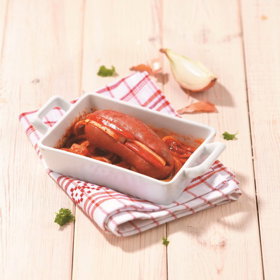 Sváteční párky

Poctivé vídeňské párky rozkrojte na poloviny a z vrchní strany na ně udělejte nožem pár zářezů (např. jako při opékání párků nad ohněm). Cibuli mezitím nakrájejte na kolečka. Na pekáč kápněte pár kapek oleje, na olej naskládejte rozkrájené a nařezané párky, zasypte je cibulí, zalijte kečupem a cca 100 ml černého piva. Vše mírně osolte a opepřete (kdo má rád pikantní, může ještě přidat chilli).

Takto připravené zakryjte a dejte do předehřáté trouby na 200 °C. Po cca 15 minutách odkryjte, přidejte zbytek piva a pečte dalších 10 až 15 minut do té doby, než se pivo částečně odpaří a šťáva zhoustne.
Podávejte s čerstvým pečivem.