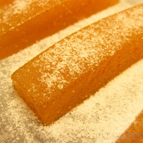 Sýr z duly:

Suroviny:

2 kg syrových plodů kdouloně
2 kg krystalového cukru
10 dkg mandlí
2 citrony.

Postup:

Očištěná, neloupaná kdouloňová jablka nebo hrušky zbavíme slupek, okvětí, rozkrájíme je na čtvrtky, dáme do kastrolu, zalijeme studenou vodou, přikryjeme poklicí a podusíme do měkka.

Měkké, ještě horké prolisujeme přes síto do čistého kastrolu a vaříme na husto. Potom přisypeme cukr, vaříme dále a postupně přidáváme loupané, na nudličky nakrájené mandle, citronovou kůru a šťávu.

Nakonec sýr dovaříme tzv. na kapku. Tedy tak, aby se kapka na talířku neroztekla, ale vzápětí ztuhla.