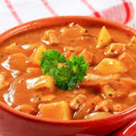 Guláš s párkem

Brambory omyjeme, oloupeme a nakrájíme na malé kostičky.
Přidáme je na rozpálený olej, který zaprášíme mletou paprikou. Brambory zarestujeme. Přidáme protlak a zalijeme vodou. Vaříme do poloměkka. 
Párky nakrájíme na malé špalíčky, zlehka orestujeme a přidáme k bramborám.

Dochutíme česnekem, ke konci varu zahustíme jíškou nebo chlebem a přidáme majoránku a sůl. Podáváme s čerstvým chlebem.