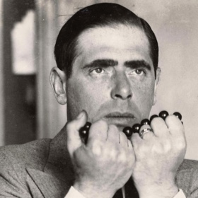 Erik Jan Hanussen měl charizma a uhrančivý pohled. Je jednou z nejzáhadnějších postav nacistického Německa. Jedni ho považují za jasnovidce, druzí za zločince. Dokázal okouzlit samotného vůdce Adolfa Hitlera.