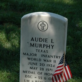Při letu soukromým letadlem na obchodní jednání v roce 1971 zahynul při tragické havárii. 