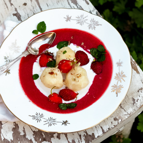 Tvarohové knedlíky s jahodovou omáčkou

Suroviny:

Těsto:
vejce 2 ks
máslo, změklé 50 g
měkký jemný plnotučný tvaroh 250 g
špetka soli
polohrubá mouka 200–250 g
moučkový cukr 1 lžíce

Krém:
čerstvé jahody 250 g + na ozdobu
měkký tvaroh 250 g
mléko 100 ml

Postup:

Do mísy, ve které budete hnětat těsto nasypte měkké máslo.

Přidejte vejce a vše důkladně prošleháme.

Dále si odvažte mouku a postupně zapracujte do těsta. V této fázi bude těsto už hustší.

Ještě přidejte špetku soli, tvaroh a nakonec moučkový cukr.

Těsto bude lepkavé, proto si nasypte mouku na vál a teprve na mouku položte těsto.
 
Mouku už nezapracovávejte do těsta, jen dokola obalte. Nyní je důležité si pomoučit ruce.

Ukrojte si kousek těsta (já dělám vždy 20 g knedlíčky) a uválejte kuličku.

Klaďte opět na pomoučený vál. Nyní si dejte vařit vodu. Jakmile bublá, tak do ní vložte knedlíčky.

Ty se budou vařit cca 3-5 minut. Poznáte, že jsou hotové tak, že vyplavou na povrch.
Přeceďte, přidejte lžičku másla a promíchejte. Máslo se obalí po povrchu knedlíčků a ty se neslepí k sobě.

Teď se vrhněte na přípravu omáčky. Do mixéru vložte očištěné jahody. A rozmixujte do hladkého smoothie.

Zvlášť do misky si vložte tvaroh, trochu mléka a rozmíchejte.

A můžete servírovat. Na talíř nalijte omáčku z čerstvých jahod. Přidejte omáčku z tvarohu a vložte knedlíčky.

Posypte kousky jahod a popřípadě mátou a můžete podávat.
