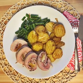 Vepřová roláda s meruňkami

Suroviny:

2 plátky vepřového masa (větší, např. z plece)
10 sušených meruněk
10 plátků anglické slaniny
1 mozzarella
pepř a sůl

Postup:

Roládky plňte stejným způsobem jako třeba španělské ptáčky. Maso rozklepejte na tenčí plátky. Lehce ho osolte, opepřete a začněte plnit. Nejprve po celém mase poklaďte plátky slaniny. Na ně pak 5 sušených meruněk a nakonec na plátky pokrájenou mozzarellu.

Rolády důkladně srolujte a buď je svažte bílou nití nebo propíchněte dvěma párátky.  Potom osmažte na pánvi ze všech stran, aby se maso pěkně zatáhlo, a nakonec 25 minut dopékejte v troubě vyhřáté na 200°C.

Hotovou roládu nakrájejte na plátky asi 1,5 cm silné. Servírujte přelité výpekem.