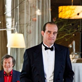 Bohuš si postavil ohromné sídlo ve farmářském stylu obklopeném zoologickou zahradou. Má rád svou dceru (Anna Polívková) a visí na šestiletém vnukovi, jehož učí jízdě na koni.