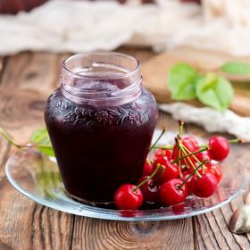 Višňový džem v čokoládě:

Suroviny:

800-900 g vypeckovaných višní,
JamFix 2:1 Labeta,
500 g cukru,
polévková lžíce rumu,
hořká čokoláda dle chuti,
kousek másla.

Postup:

Připravíme si čisté, vroucí vodou spařené sklenice a čokoládu rozpustíme na vodní lázni s kouskem másla. Každou sklenici vylijeme troškou rozpuštěné čokolády tak, aby čokoláda pokrývala celou stěnu sklenice. Vylitou sklenici dáme na chvíli do mrazáku, aby čokoláda ztuhla – sklenici nesmíme v lednici zapomenout, aby nenamrzla, při plnění marmeládou by mohla prasknout! Omyté a vypeckované višně pomixujeme (více nebo méně podle chuti), přidáme lžíci rumu, přisypeme JamFix 2:1 a 500 g cukru a za stálého míchání přivedeme k varu a vaříme 3-5 minut. Horkým džemem plníme připravené sklenice, zavíčkujeme, obrátíme dnem vzhůru a necháme zchladnout.


