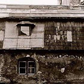 Podle staré pověsti chodil už v roce 1326 do hospody strašit o půlnoci z Židovského města legendární Golem Rabiho Löwa.