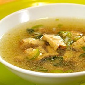 Zeleninový vývar s řasou
Suroviny:
mrkev, celer, petržel, rajčata, petrželka
cibule, česnek
kousek řasy wakame (dopředu namočené)
4 kuličky nového koření, 5 kuliček černého pepře, 3 bobkové listy, kmín, sůl
Postup:
Všechnu zeleninu omyjte a nakrájejte. Přidejte nakrájenou řasu a koření a v hrnci zalijte studenou vodou. Vařte na mírném plameni asi 1 hodinu. Nakonec sceďte a doplňte vložkou dle svého výběru.