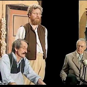 Natáčelo se v divadle Solidarita, kde skutečně soubor kdysi působil.