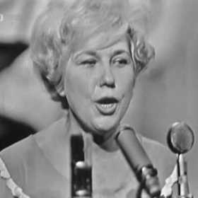  V roce 1943 již oznámili své zasnoubení, ale brali se až v roce 1947. Sňatkem změnila příjmení na Hammerová, na veřejnosti nadále užívala příjmení Průchová.