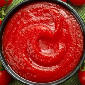 Lehce osmažte oloupaná rajčata, dochuťte solí, cukrem a vařte půl hodiny. Poté přidejte nadrobno nasekanou bazalku a skvělý základ na polévku je hotov.