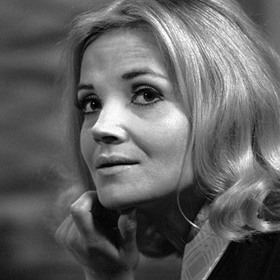 Za svým prvním divadelním angažmá putovala pak do Ostravy, kde však strávila jen dvě sezóny na jevišti Státního divadla (1960-1962). 